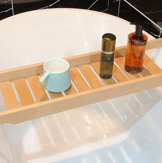 Quale caratteristica di design del rack per vasca da bagno in bambù è progettata per evitare lo scivolamento?